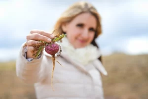 Karen Berrios explaining the benefits of maca for thyroid health to a patient.