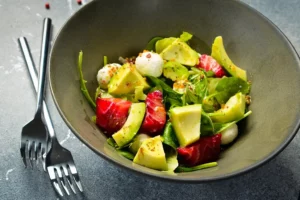 Ensalada nutritiva a base de salmon y aguacate para la salud hormonal